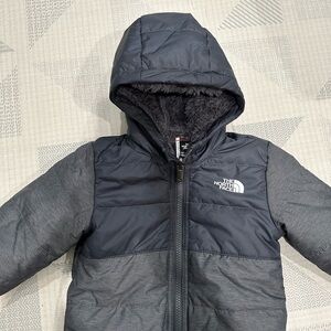 6-12M reversible grey Northface jacket. Like new!